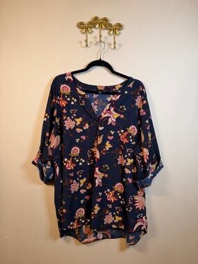 Ryan Wythe Navy Floral V-Neck Women's Blouse with Roll-Tab Sleeves. Size 2X